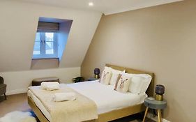 Modern Town House In Cotswolds - 3 Double Bedrooms