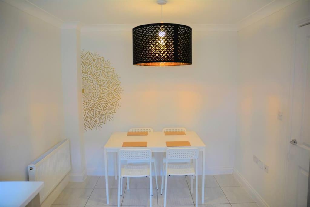 Modern Town House In Cotswolds - 3 Double Bedrooms Witney Exterior photo