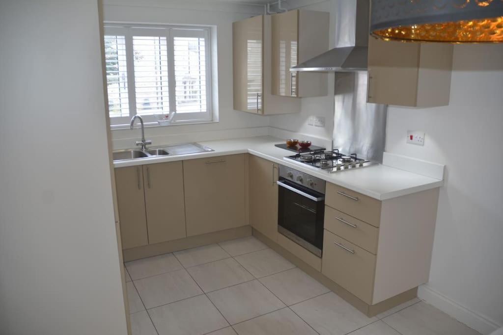 Modern Town House In Cotswolds - 3 Double Bedrooms Witney Exterior photo