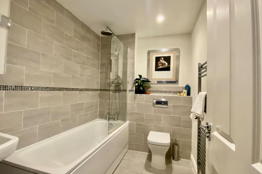 Modern Town House In Cotswolds - 3 Double Bedrooms Witney Exterior photo