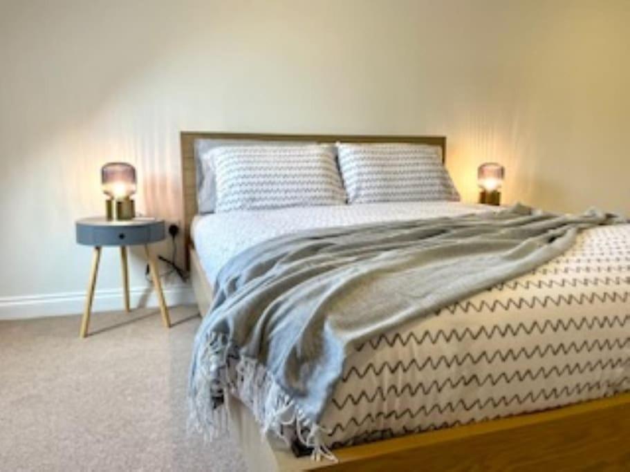 Modern Town House In Cotswolds - 3 Double Bedrooms Witney Exterior photo